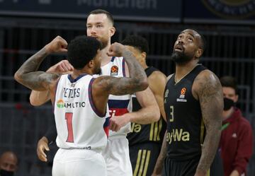 Al Bitci Baskonia se le da bien Alemania. El equipo vitoriano sólo había ganado un partido a domicilio esta temporada, ante el Alba en Berlín, y el día 23 se impuso al Bayern en Múnich. En la imagen, Lamar Peters saca músculo junto a su compañero Matt Costello. KC Rivers, en cambio, mira el marcador resignado.