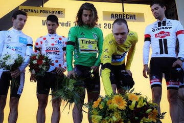 Los líderes de la carrera rindieron homenaje en el podio a las víctimas del atentado de Niza.