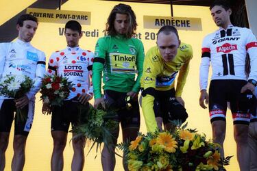 Dumoulin arrasa y Froome le mete dos minutos a Nairo