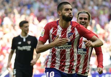 El extremo belga del Atlético de Madrid Yannick Carrasco celebra su gol marcado ante el Sevilla 