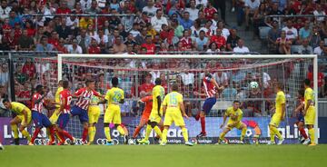 Remate de Godin que acabó con el gol de Vietto.
