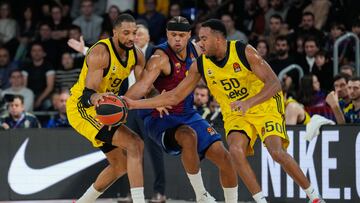Justin Anderson pelea un balón con Skylar Mays y Bonzie Colson, del Fenerbahce, durante el partido de Euroliga entre Barcelona y Fenerbahce.