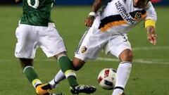 Nigel de Jong parte el tobillo de Darlington Nagbe durante el partido entre Los &Aacute;ngeles Galaxy y los Portland Timbers.