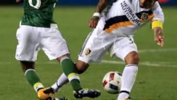 Nigel de Jong parte el tobillo de Darlington Nagbe durante el partido entre Los &Aacute;ngeles Galaxy y los Portland Timbers.