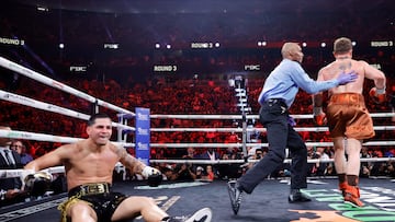 LAS VEGAS, NEVADA - SEPTEMBER 14: Edgar Berlanga sits on the canvas as referee Harvey Dock guides WBC/WBA/WBO super middleweight champion Canelo Alvarez to a neutral corner during the third round of a title fight at T-Mobile Arena on September 14, 2024 in Las Vegas, Nevada. Steve Marcus/Getty Images/AFP (Photo by Steve Marcus / GETTY IMAGES NORTH AMERICA / Getty Images via AFP)