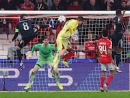 Anatoliy Trubin anota el cuarto gol del Benfica en el partido vs Real Madrid en Champions.