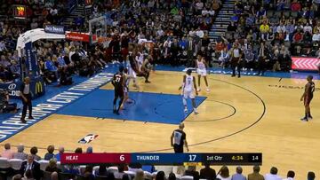 Suban el volumen y escuchen uno de los mates más violentos: Derrick Jones Jr. destroza el aro...