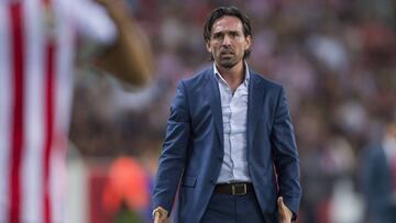 Gerardo Espinoza, director técnico de Atlas, en un partido de la Liga MX.