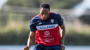 Yerry Mina en un entrenamiento de Cagliari.