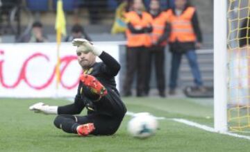 El defensa uruguayo del Elche Damián Suárez marca el 0-1 de penalti ante el Villarreal, durante el partido de la trigésima primera jornada de liga de Primera División disputado esta tarde en el estadio de El Madrigal.
