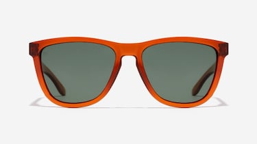 No son unas Ray-Ban Wayfarer, pero se parecen: las gafas de Hawkers marrones y con cristales verdes que arrasan