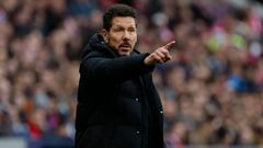 Simeone y un gesto a la linier en pleno partido
