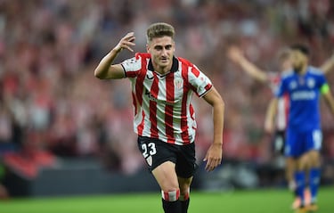 Tras un año en Mallorca, donde fue titular hasta que se lesionó en la pierna y se perdió los últimos dos meses, este verano fichó por el Athletic Club, con el que firmó un contrato de cinco temporadas.​El 17 de agosto debutó en San Mamés, marcando el gol del triunfo frente al Sevilla FC (3-2).