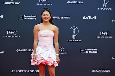 La patinadora australiana Arisa Trew posa en la alfombra roja.