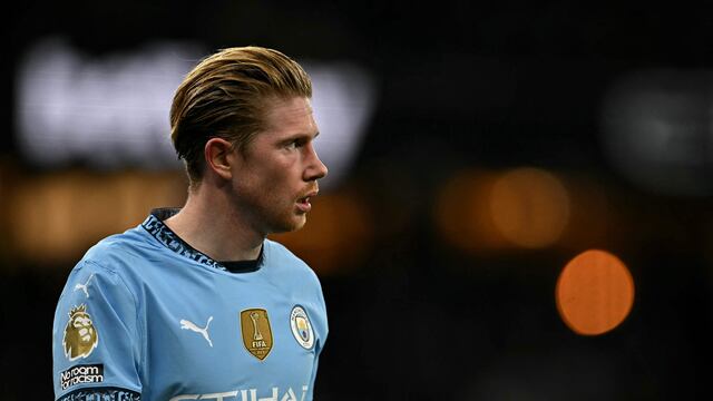Manchester City's Belgian midfielder #17 Kevin De Bruyne looks on during the English Premier League football match between Manchester City and Manchester United at the Etihad Stadium in Manchester, north west England, on December 15, 2024. (Photo by Paul ELLIS / AFP) / RESTRICTED TO EDITORIAL USE. No use with unauthorized audio, video, data, fixture lists, club/league logos or 'live' services. Online in-match use limited to 120 images. An additional 40 images may be used in extra time. No video emulation. Social media in-match use limited to 120 images. An additional 40 images may be used in extra time. No use in betting publications, games or single club/league/player publications. /