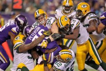 Green Bay Packers-Minnesota Vikings. Adrian Peterson es parado por la defensa de Green Bay.