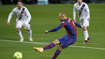 Braithwaite, en el lanzamiento de penalti.