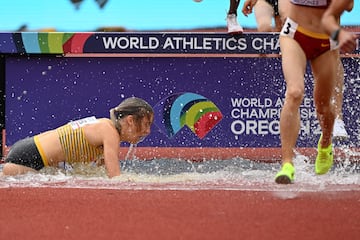 Lea Meyer, del equipo de Alemania, cae en el obstáculo de agua durante las eliminatorias de la carrera de obstáculos de 3000 metros femeninos en el segundo día del Campeonato Mundial de Atletismo Oregon 2022. 