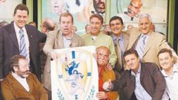 <b>PENDÓN EN BARCELONA. </b>Tomás Roncero, de AS, llevó la insignia de la Cofradía del Clavo Ardiendo al plató de 'El Rondo', en Barcelona.