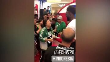 Emotiva reacción de fan al arribo de los Boston Celtics a Indonesia