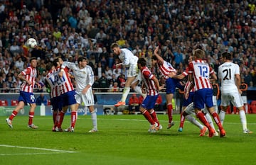 Sergio Ramos entró en el santoral de ilustres enemigos del Atlético de Madrid una calurosa tarde-noche en Lisboa. ¿El motivo? Los rojiblancos estaban casi estaba tocando las asas de la Champions League cuando, tras un córner ejecutado por Modric, un testarazo suyo acabó en el fondo de las redes de la portería que defendía Courtois. Era el minuto 93 (o 92:48 para los puristas). De esa manera, los blancos forzaban una prórroga en la que devorarían a sus vecinos de la capital para alzar la Décima: Bale, Marcelo y Cristiano, éste de penalti, ejecutarían el triunfo de los de Ancelotti, entonces entrenador blanco. Para los atléticos, ese gol no debió de subir nunca al marcador: en el momento de la ejecución del saque de esquina, Bale hizo falta sobre Juanfran, impidiéndole el movimiento defensivo. Eran las 22:51 horas en Madrid (una menos en la capital lisboeta), y significó el comienzo de la Segunda Edad de Oro del conjunto blanco en la Champions… a la par que frenaba el salto de calidad en el continente que los de Simeone merecían…