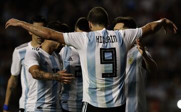 Gonzalo Higuaín celebrando el gol junto a sus compañeros de selección. 