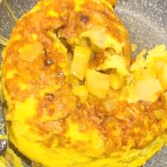 Una española le hace una tortilla de patatas a su familia de acogida y su reacción se hace viral al momento: “Están vacilando”