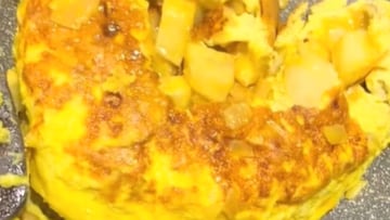 Una española le hace una tortilla de patatas a su familia de acogida y su reacción se hace viral al momento: “Están vacilando”