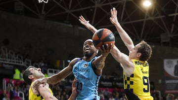 Los jugadores del Lenovo Tenerife Giorgi Shermadini y Marcelinho Huertas defienden a Jerrick Harding, del MoraBanc Andorra.