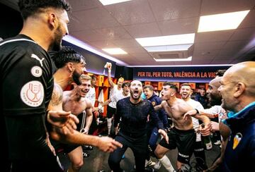 Bordalás celebra en el vestuario la clasificación para la final de Copa del Rey.