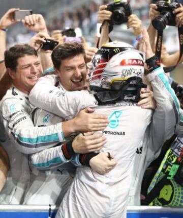 El piloto británico de Mercedes-AMG Lewis Hamilton gana el GP de Abu Dhabi en el circuito de Yas Marina y se proclama por segunda vez  campeón del mundo de Fórmula Uno.