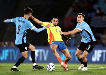 La Selección Colombia cayó en su visita frente a Uruguay, por la jornada 11 de las Eliminatorias al Mundial de 2026. Juan Fernando Quintero y Carlos Gómez anotaron para la Tricolor, mientras que para los Charrúas marcaron Davinson Sánchez en propia puerta, Rodrigo Aguirre y Manuel Ugarte.