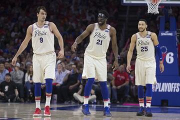 Saric, Embiid y Simmons.