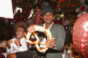 Douglas Costa bromea celebrando el Oktoberfest.