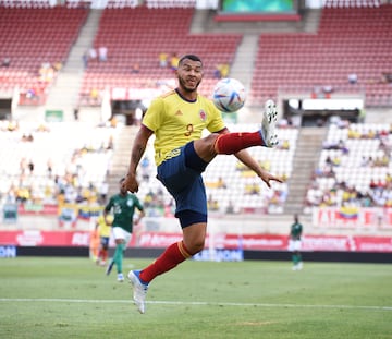 Luis Javier Suárez de la Selección Colombia controla el balón ante Arabia Saudita. en el Nueva Condomina de Arabia Saudita.