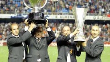 Ben&iacute;tez, con una de las Ligas ganadas y la Copa de la UEFA.