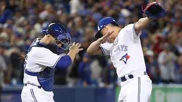 TORONTO, ON - JUNE 14: Russell Martin #55 of the Toronto Blue Jays celebrates their victory with Roberto Osuna #54 during MLB game action against the Tampa Bay Rays at Rogers Centre on June 14, 2017 in Toronto, Canada.   Tom Szczerbowski/Getty Images/AFP
 == FOR NEWSPAPERS, INTERNET, TELCOS &amp; TELEVISION USE ONLY ==