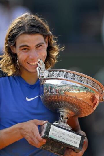 Rafa Nadal posa con el Trofeo de Roland Garros conseguido en 2006 en la final que lo enfrentó al suizo Roger Federer