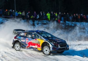 Sebastian Ogier Jari Matti Latvala y su copiloto Miikka Anttila celebrando la victoria 