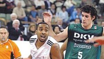 <b>IMPARABLE. </b>Louis Bullock (22 puntos) desborda a Rudy Fernández.
