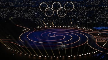 Los portadores de la antorcha olímpica en la ceremonia de apertura de los Juegos Olímpicos de Invierno.
