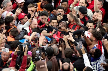 Jeremie Frimpong, rodeado de seguidores, celebra la histórica gesta del Bayer Leverkusen con la consecución del primer título en la Bundesliga.
