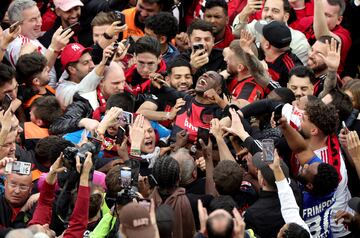 Jeremie Frimpong, rodeado de seguidores, celebra la histórica gesta del Bayer Leverkusen con la consecución del primer título en la Bundesliga.