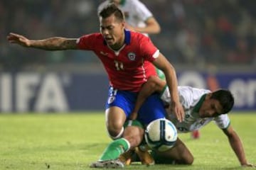 Eduardo Vargas intenta generar peligro para Chile.