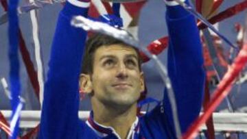 Novak Djokovic alza el trofeo de campeón del US Open.