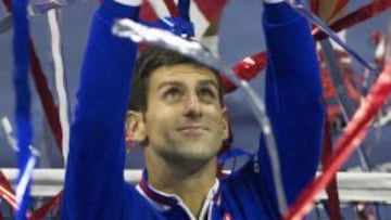 Novak Djokovic alza el trofeo de campeón del US Open.