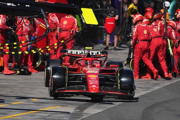 La estrategia de Ferrari en carrera cambió tras el abandono de Verstappen. Adelantaron la entrada a boxes de Charles Leclerc (vuelta 10) y de Carlos Sainz (en la imagen, vuelta 17) que mantenía una distancia con el segundo, en ese momento, Lando Norris.