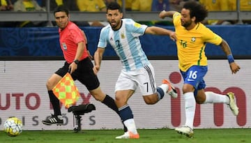 Argentina's Sergio Aguero (C) vies for the ball with Brazil's Marcelo during their 2018 FIFA World Cup qualifier football match in Belo Horizonte, Brazil, on November 10, 2016. /