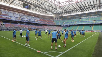 Los jugadores madridistas se emplearon con intensidad en los rondos. Hubo bromas durante la primera parte del entrenamiento.