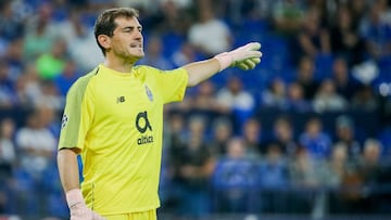 FILED - 18 September 2018, North Rhine-Westphalia, Gelsenkirchen: Porto goalkeeper Iker Casillas gestures during the UEFA Champions League Group D soccer match between FC Schalke 04 and FC Postage at the Veltins Arena. Spanish goalkeeper Iker Casillas has decided to retire from football and focus on running for the post of president of his country&#039;s Football Association. Photo: Rolf Vennenbernd/dpa
 
   (Foto de ARCHIVO)
 
 18/09/2018 ONLY FOR USE IN SPAIN